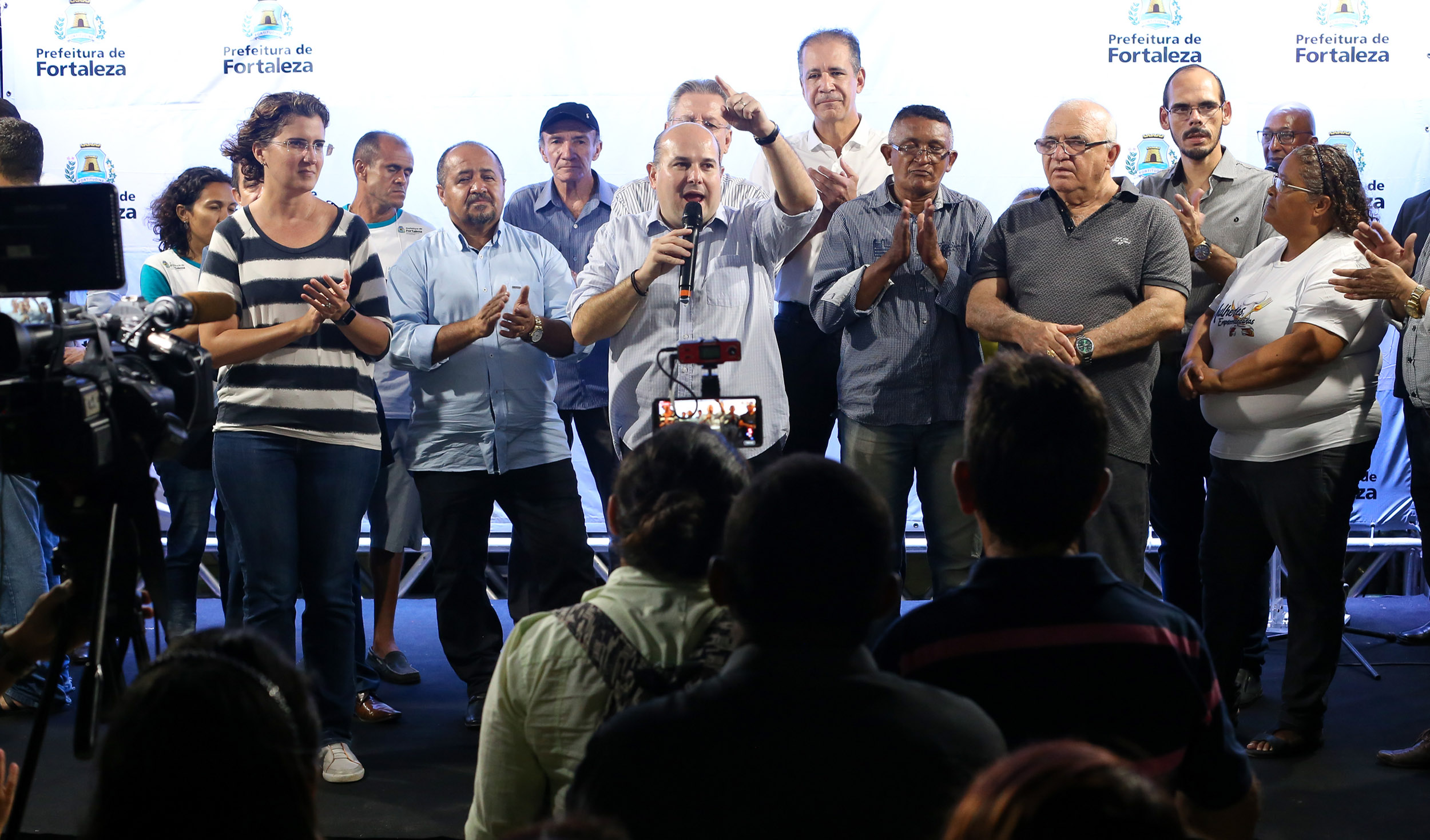 várias pessoas num palco